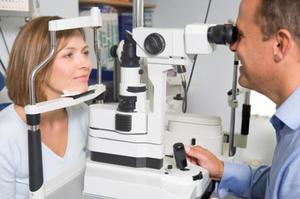 Офтальмолог - врач, который специализируется на болезнях глаз