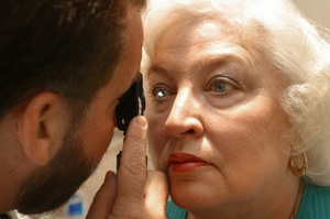 Как диагностируется возрастная дегенерация сетчатки глаза