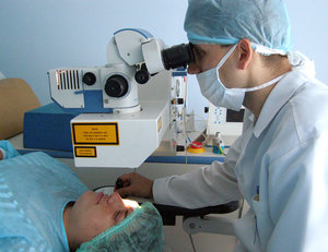 Лазерная операция зрения проходит благодаря закапываемому в глаза анестетику