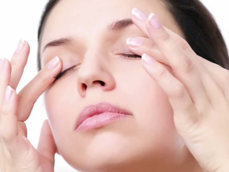 Массаж глаз усиливает кровоснабжение сетчатки глаза, тем самым улучшая зрение