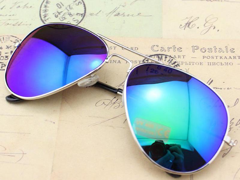 Солнцезащитные очки-авиаторы с серебристой тонкой оправой и синей зеркальной линзой