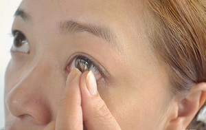 Описание способа, как правильно снимать склеральные чёрные линзы с глаз