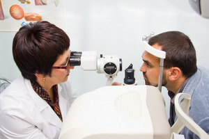 На приеме у врача - проверка зрения