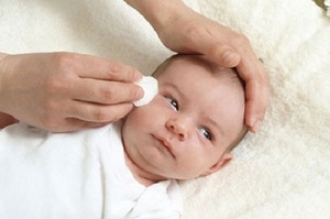 Как промывают глазки малышам