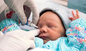 Почему гноятся глаза у новорожденных