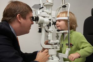 Обследование ребенка у офтальмолога