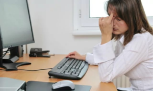 При долгой работе за компьютером глаза устают и испытывают неприятные симптомы