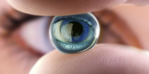 Артелак всплеск можно использовать при ношении контактных  линз