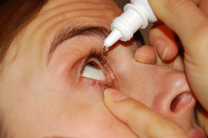 Закапывание глазных капель с анестезирующим эффектом