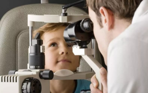 Корнерегель используют для лечения глазных болезней у детей
