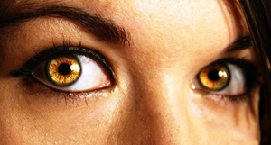 Желтые глаза - необычный оттенок для человека