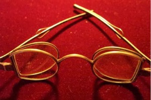 В 1760-х годах Бенджамин Франклин изобрел бифокальные очки с двумя линзами разного типа в одной оправе